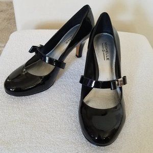 Michelle D Black Heels/Pumps Size 6M Approx. 3 inches